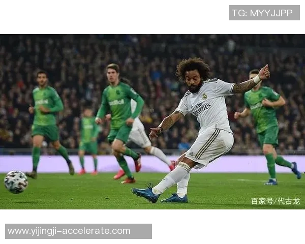 国王杯:多特蒙德大胜波尔图引发争议判罚全场沸腾 国王杯:多特蒙德大胜波尔图引发争议判罚全场沸腾